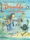 BRUJA BRUNILDA EN LA PLAYA